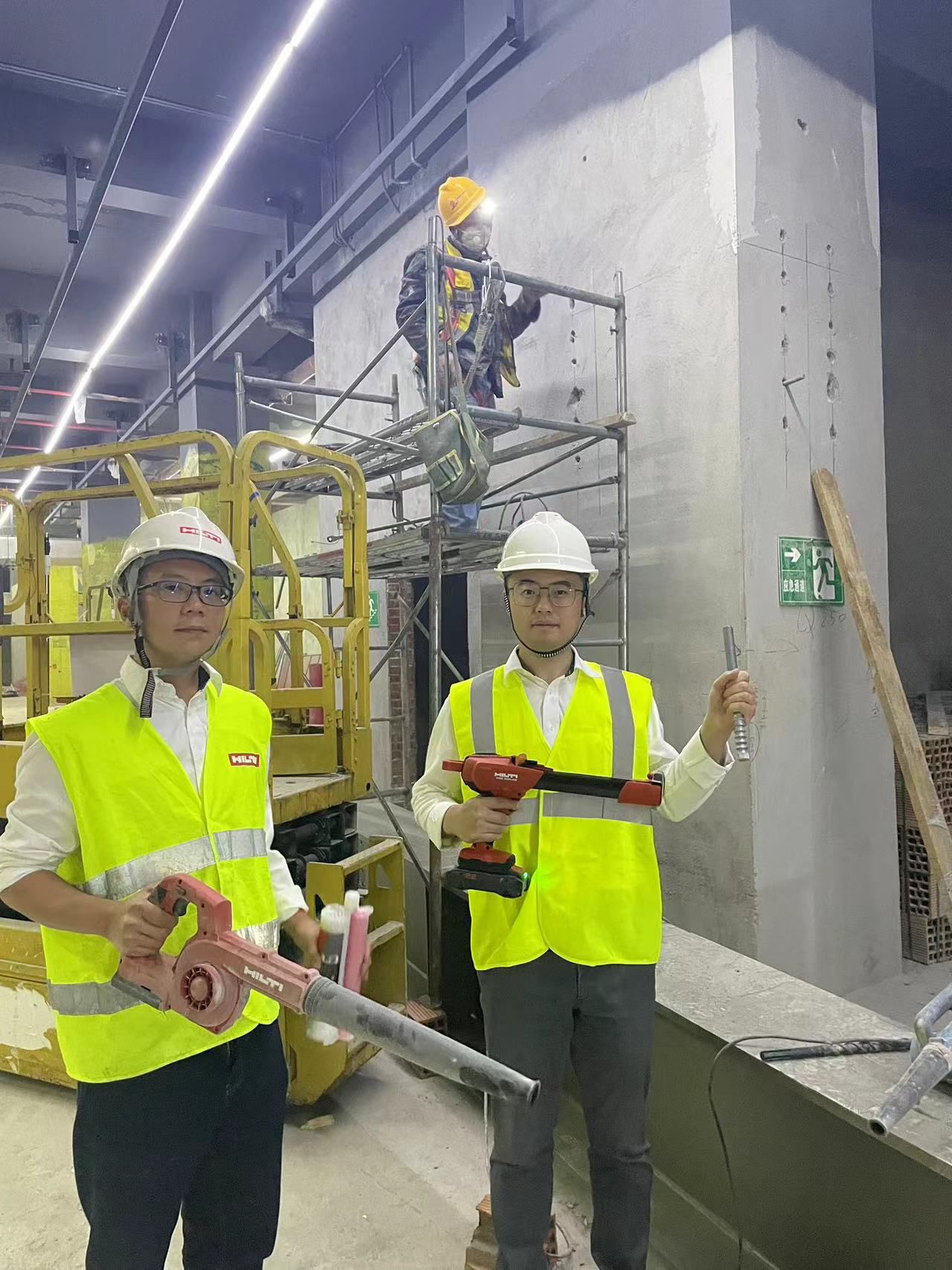 九龍坡人民醫(yī)院遷建項(xiàng)目固定鋼結(jié)構(gòu)安裝喜利得倒錐形高強(qiáng)錨栓